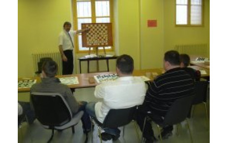 Cours de jeu de dames à Compiègne